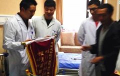藏族同胞向医护人员敬献哈达-感恩让手掌重生