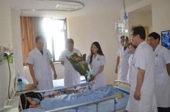院党支部领导到病房看望慰问“8.8九寨地震”伤员